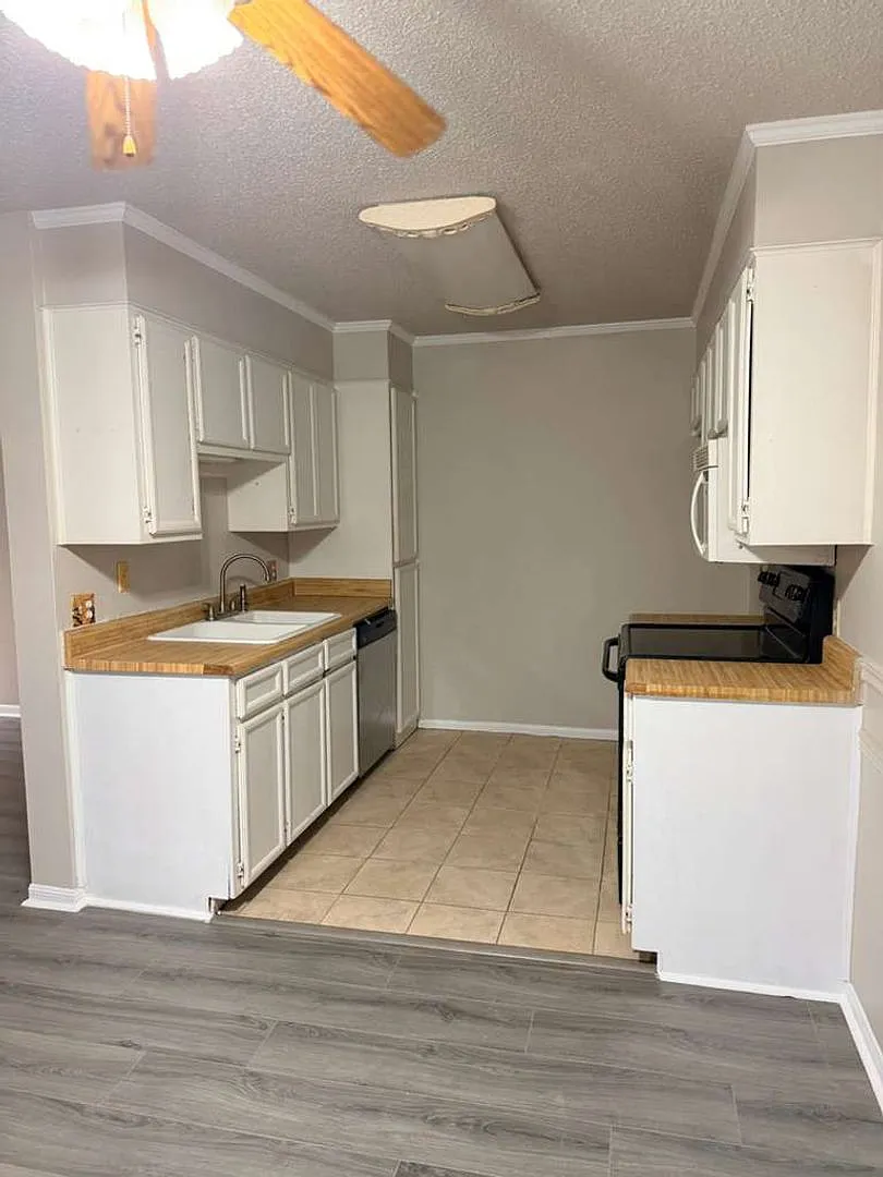 Building Photo - 9252 Glen Meadow Ln