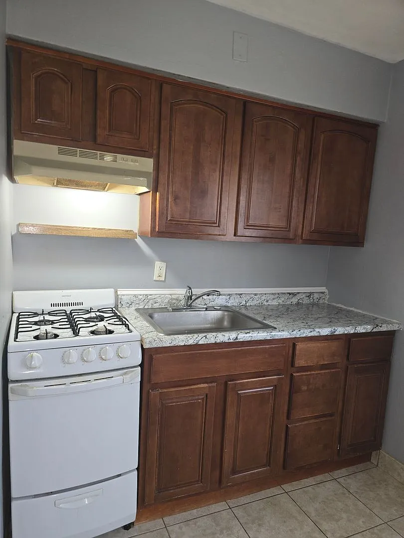 Potomac Apartments — Photo 2