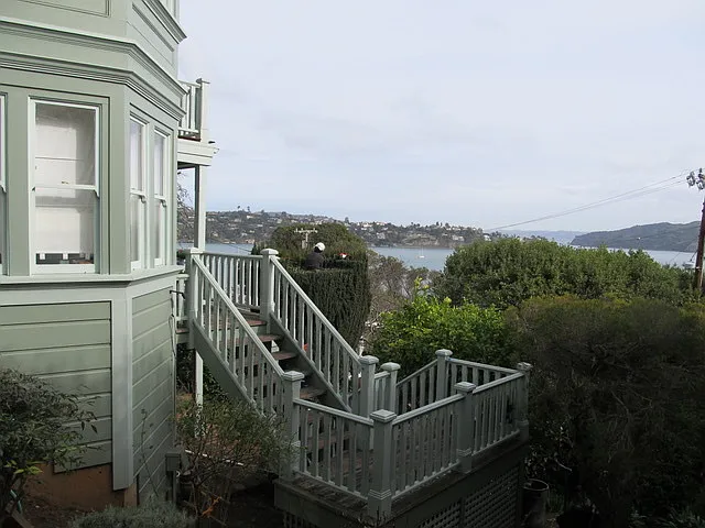 31 Bulkley Ave — Photo 1