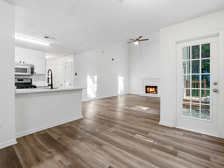 1369 Lamont Dr SW — Photo 12