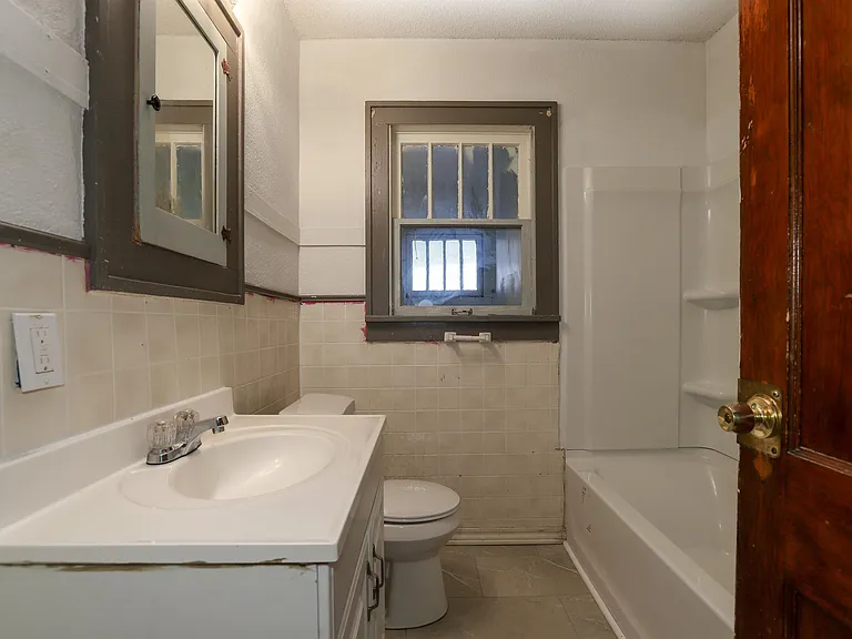 1940 N Volutsia Ave — Photo 9