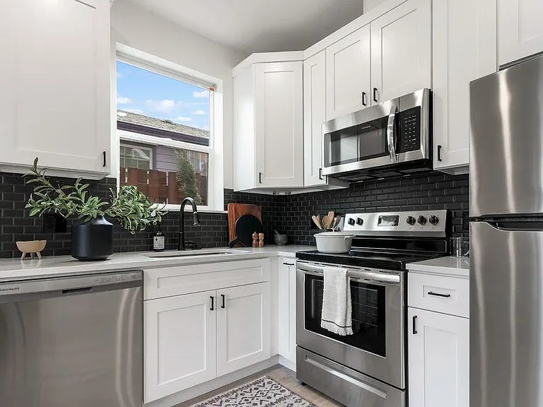 9050 NE Hoyt St — Photo 3