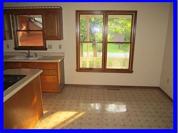 3rd image of 890 S Mission Cir