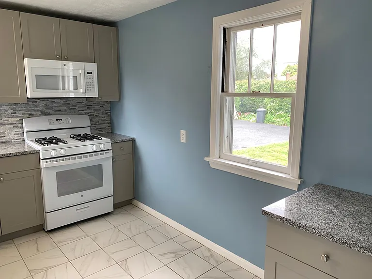 235 Everhard Rd SW — Photo 3