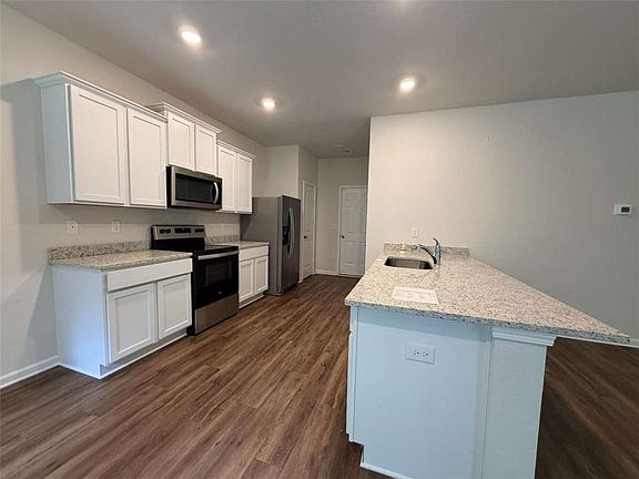 4th image of 221 Limestone Cir