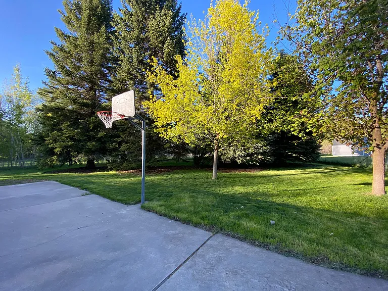 690 S Park Ave — Photo 6