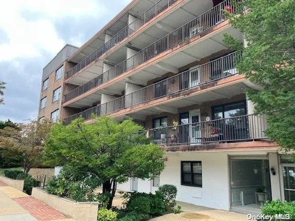 55 Bergen Place #3E, Freeport, NY 11520