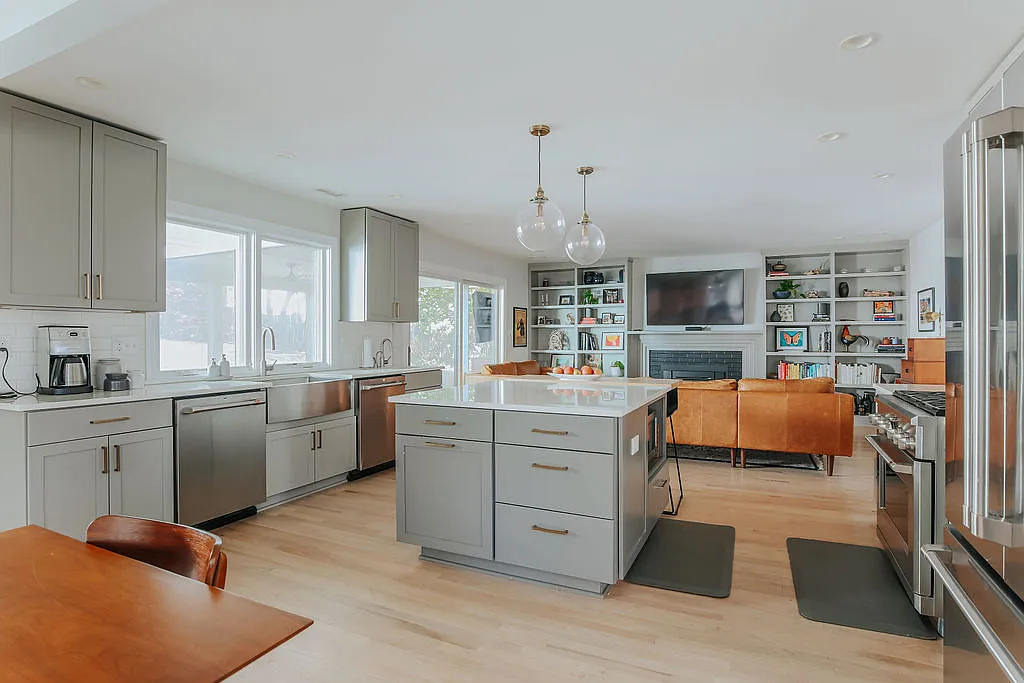 4 bed, 2200 sqft, $6,550 — Photo 3
