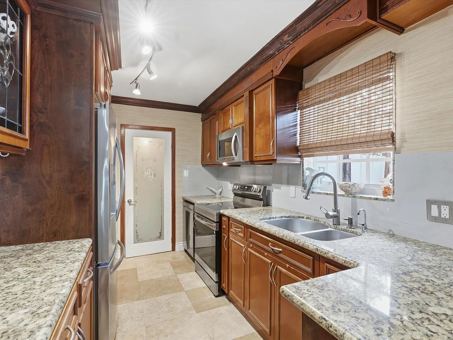 3 bed, 2.0 bath, 1369 sqft, $4,799 — Photo 3