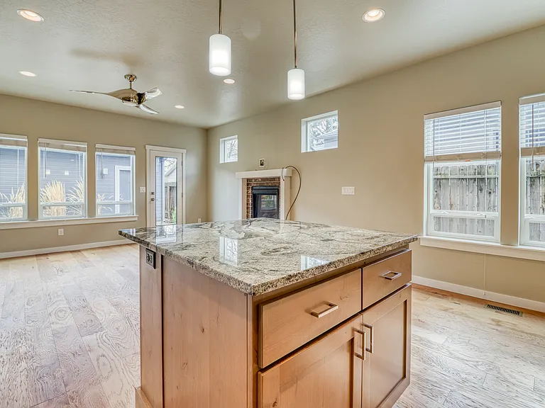 1818 S Grant Ave — Photo 16