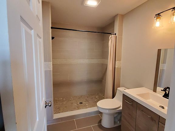 3rd image of 105 Dickinson St Floor 1
