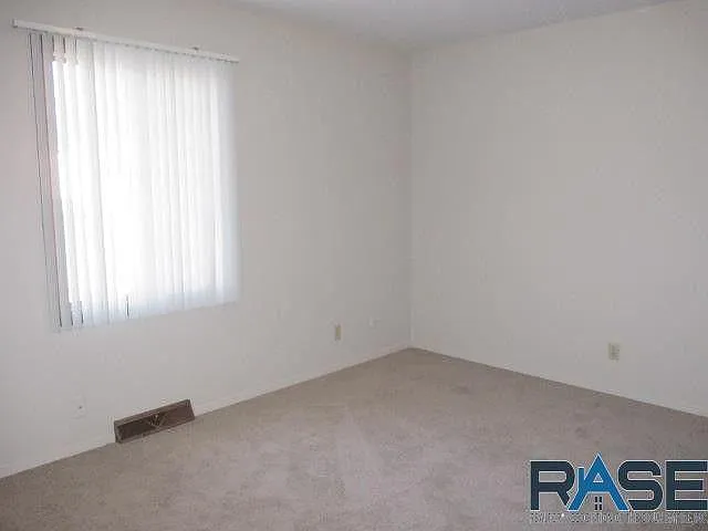 5 bed, 1778 sqft, $1,950 — Photo 3