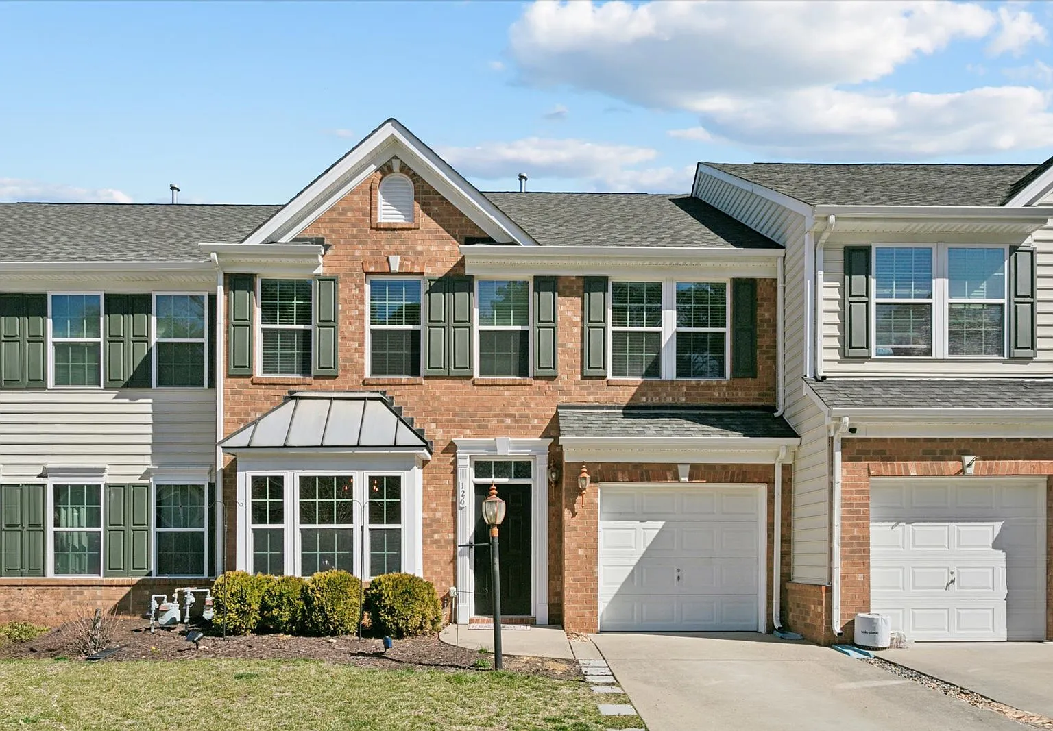 3 bed, 2.5 bath, 1817 sqft, $2,700 — Photo 1