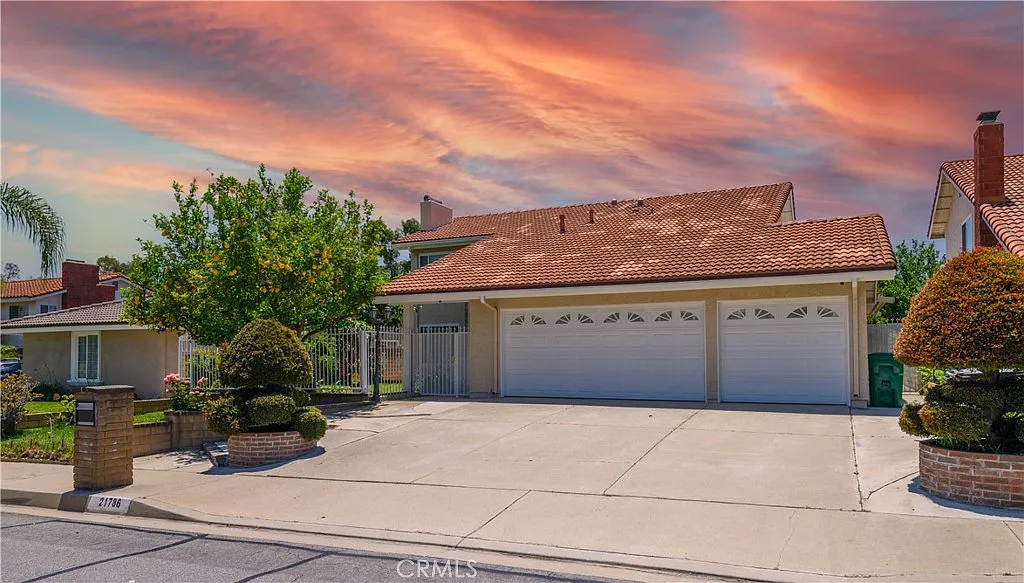 4 bed, 2.5 bath, 2496 sqft, $4,500 — Photo 1