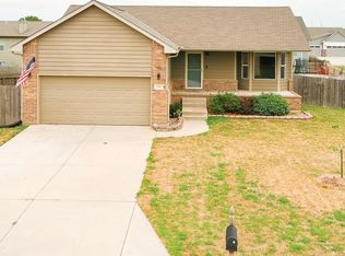 120 Springlake Dr, Newton, KS 67114