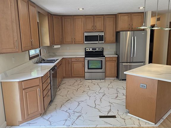 3rd image of 549 N Park Ridge Rd