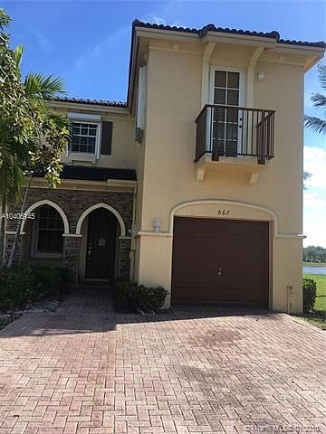 Large Townhouse 4 bedrooms 3 baths in Sausalito Bay Community. fenced backyard overlooking the lake.