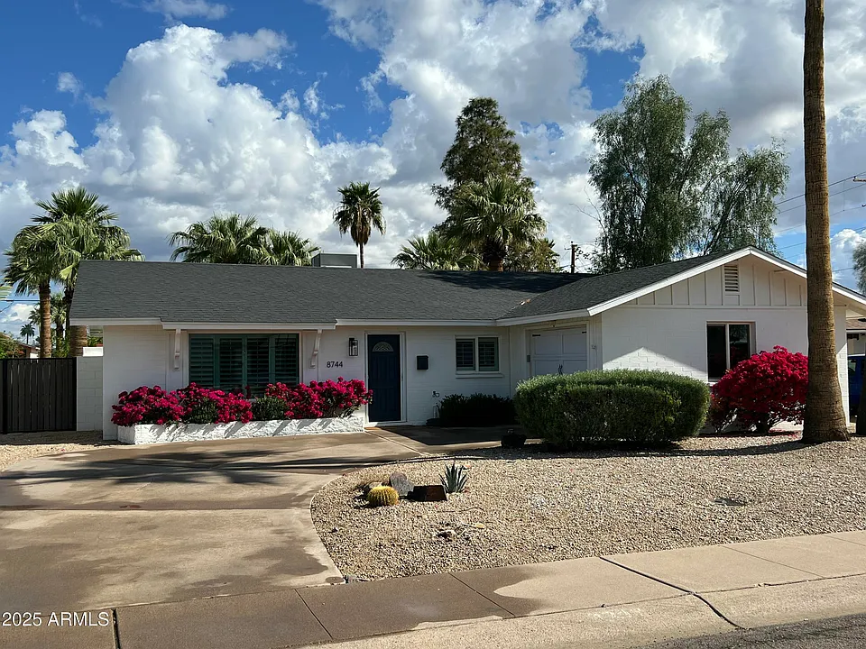 8744 E Rose Ln