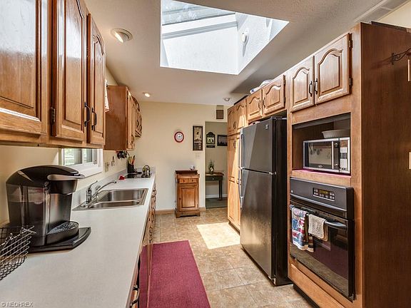5th image of 8635 Hilltop Dr