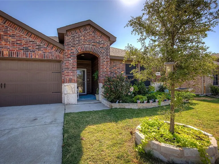 1004 Basswood Ln — Photo 2