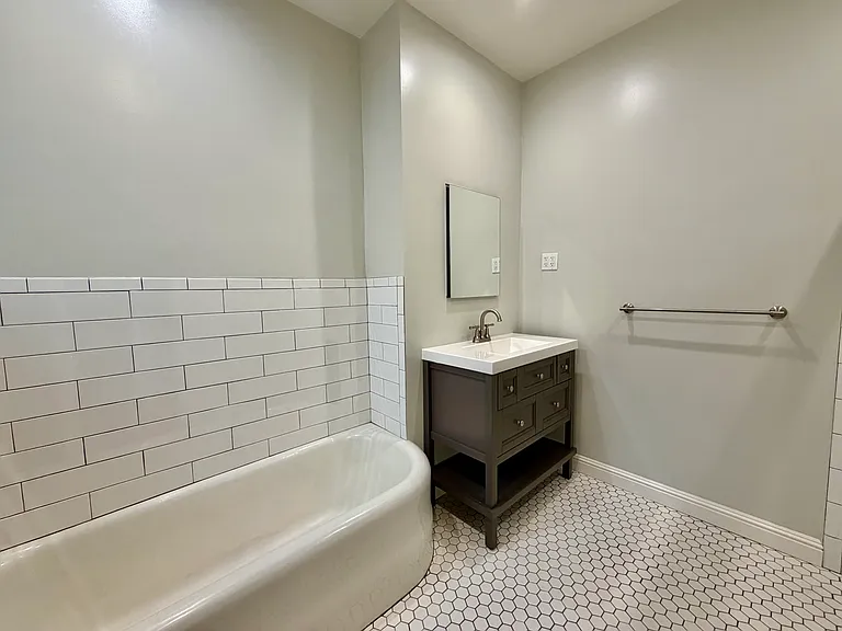 1842 Jefferson St #206 — Photo 7