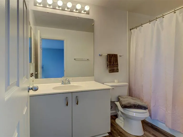 443 N Sarah St — Photo 16