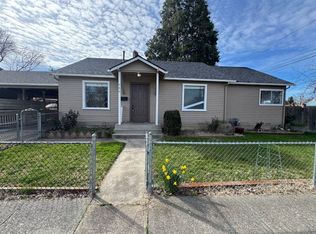 906 S Peach St, Medford, OR