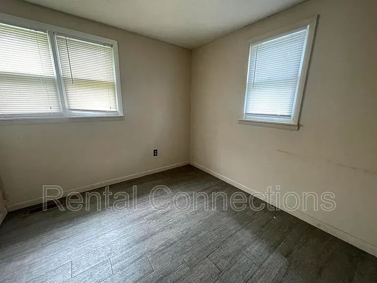 402 S Bentley St — Photo 2
