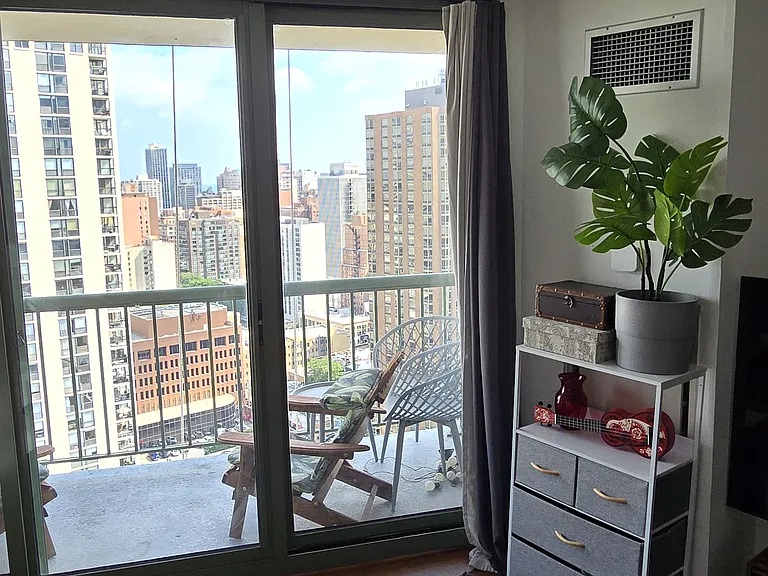 111 W Maple St #2407 — Photo 2