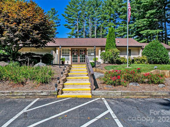 23 Saint Andrews Dr, Etowah, NC 28729
