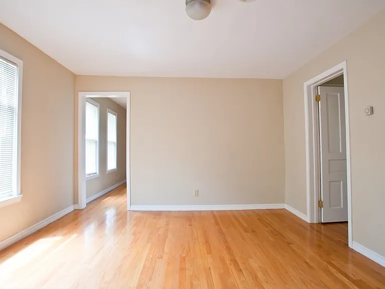 8/1-$1745 3 BR with Laundry, Upper Flat Close to Lakefront and UWM - 2431 N Farwell — Photo 12