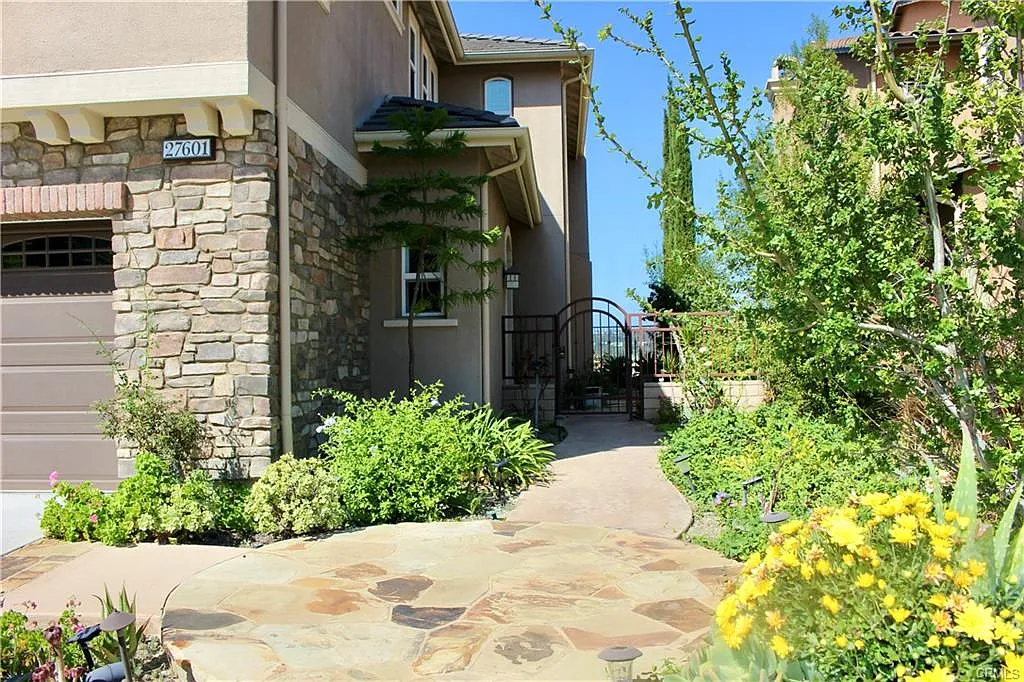 3 bed, 3.5 bath, 2228 sqft, $6,100 — Photo 2