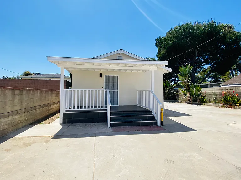 331 1/2 N Bushnell Ave — Photo 1
