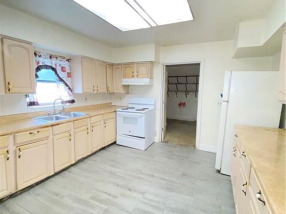 3rd image of 2924 Sherwood Lane