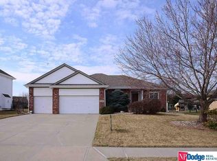 2113 Crest Ridge Dr, Papillion, NE 68133