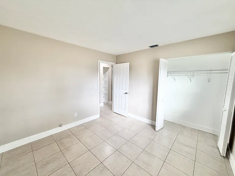 Sunshine Apartments — Photo 6