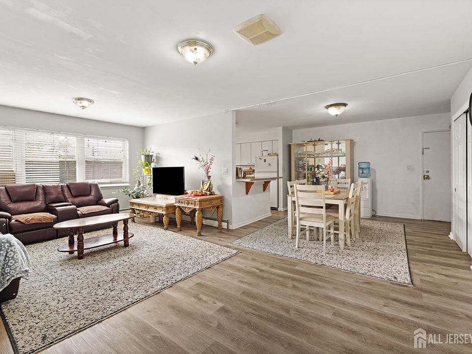 1st image of 32 Woodedge Ave APT 6