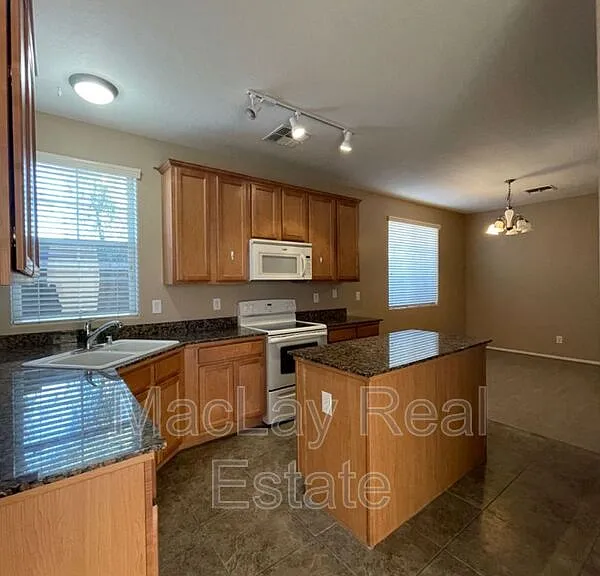 10024 E Isleta Ave — Photo 7