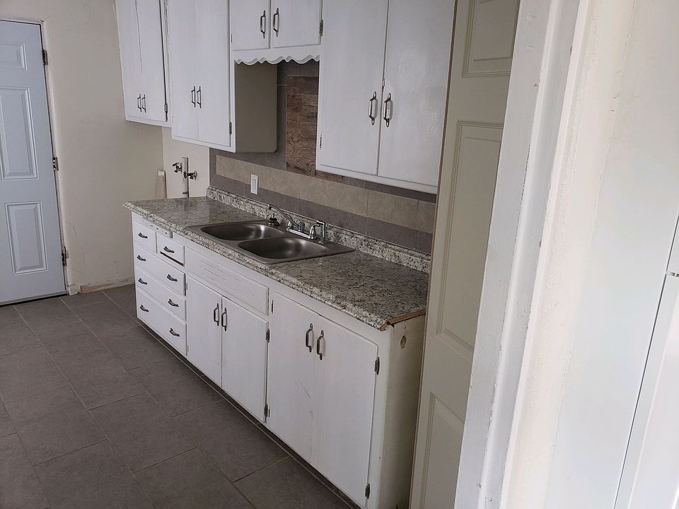1st image of 1410 1/2 Carlisle Blvd SE