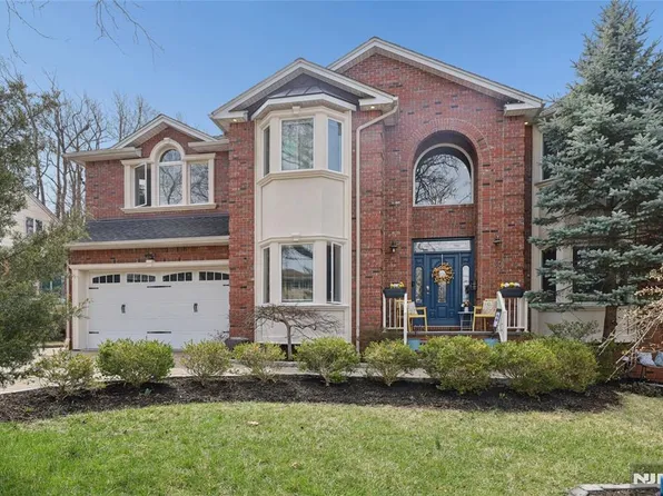 50 Hemlock Dr, Paramus, NJ 07652