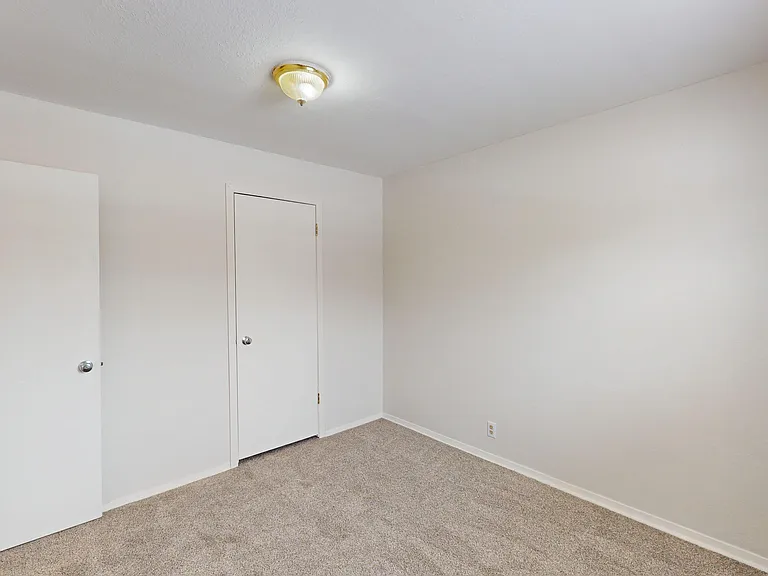 211 W North East St — Photo 11