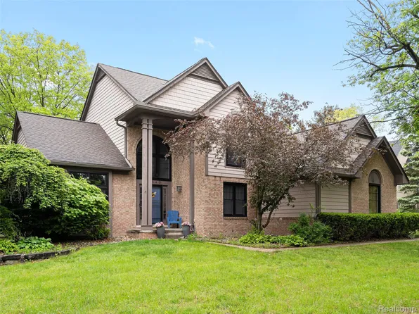 2640 Water Oaks Dr, West Bloomfield, MI 48324