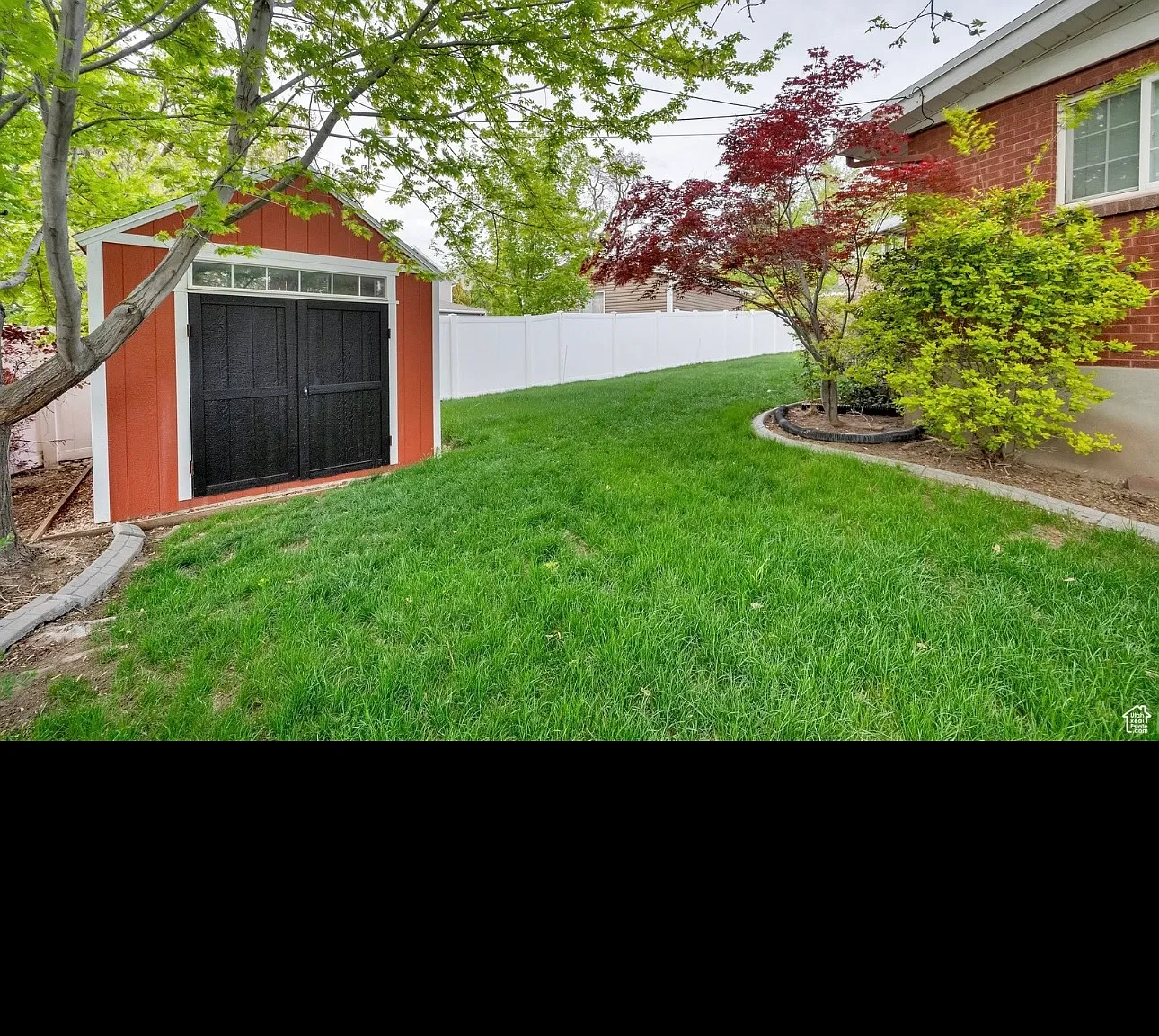 4 bed, 2.5 bath, 2200 sqft, $3,200 — Photo 3