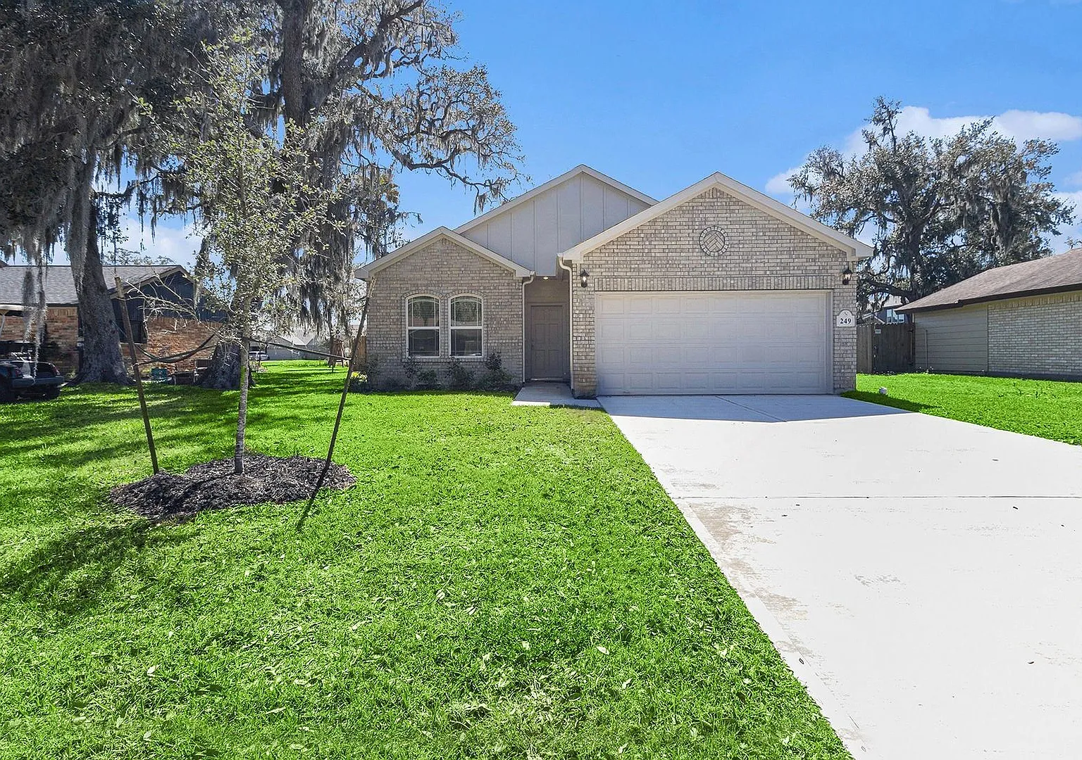 Columbia Lakes 4 bedroom/2 bath on an oversized 75' lot!! — Photo 1