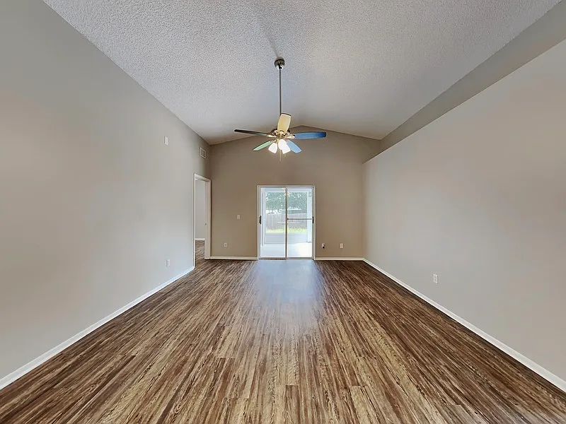 3 bed, 2.0 bath, 1575 sqft, $1,999 — Photo 4