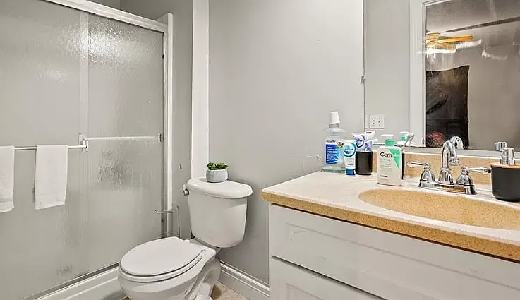 425 E Broadway St #D — Photo 8