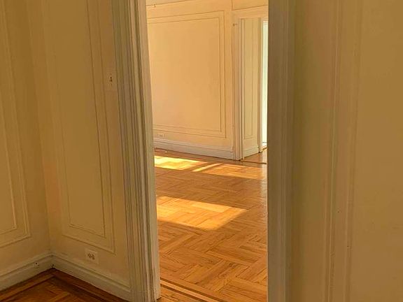 4th image of 4765 Broadway #3R
