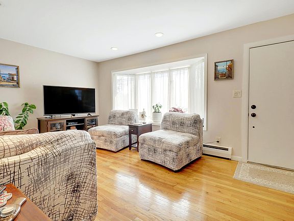 3rd image of 51 Ontario Ave