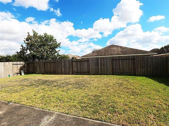 3rd image of 1318 Colonial Manor Dr