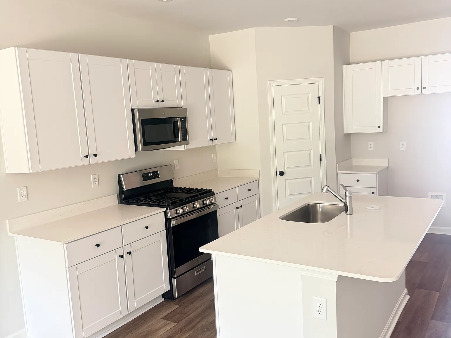 3 bed, 1437 sqft, $2,200 — Photo 4